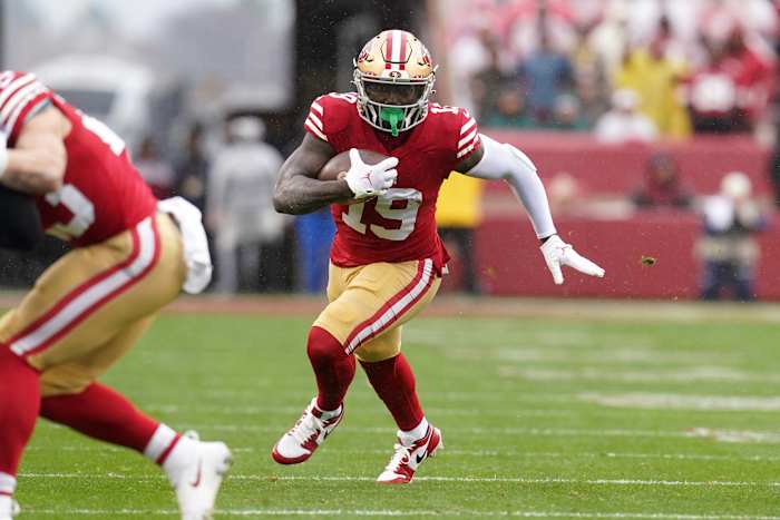 49ers wide receiver Deebo Samuel runs with the ball.